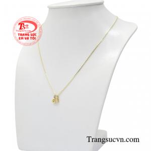 Và trang sức vàng sẽ là sự lựa chọn hoàn mỹ để giúp các nàng toát lên vẻ đẹp sang trọng, duyên dáng và lôi cuốn ánh nhìn với người đối diện.