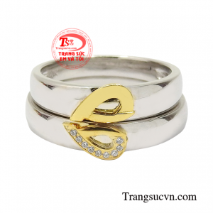 Không chỉ mang đến vẻ hợp thời trang mà đôi nhẫn cưới này như là minh chứng của một tình yêu đẹp đã đến độ đơm hoa kết trái.