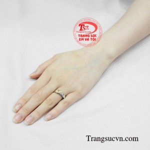 Đôi nhẫn cưới tinh tế.