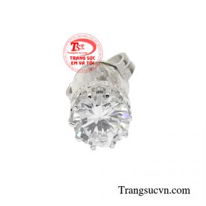 Hoa tai đơn vàng trắng tinh tế trong từng thiết kế, đơn giản nhưng sang trọng.