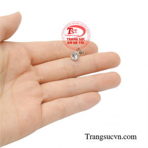 Hoa tai vàng trắng dành cho nữ giao hàng tận nơi.