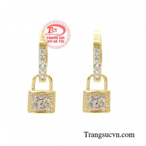 Hoa tai hàng hiệu cao cấp là sản phẩm mẫu trang sức xu hướng được phái đẹp vô cùng yêu thích. 