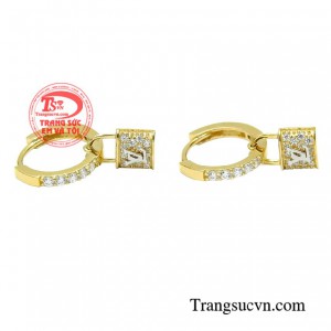 Đôi hoa tai này giúp gương mặt của các nàng tươi tắn, rạng rỡ hơn.