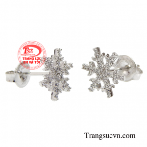 Sản phẩm lộng lẫy với những viên đá nhỏ được kết hợp với nhau tạo nên đôi hoa tai đầy lôi cuốn. 