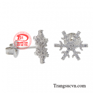 Với phong cách trẻ trung và cá tính này, bạn gái dễ dàng kết hợp cùng nhiều loại trang phục và phụ kiện.