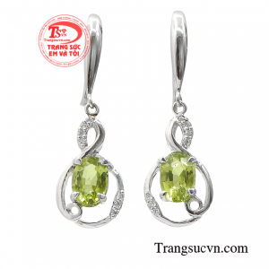 Hoa tai peridot thành đạt thuộc loại đá có màu xanh lục tự nhiên mà không loại đá nào khác sở hữu được. 