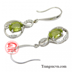 Hoa tai Peridot đang là lựa chọn hoàn hảo cho các tín đồ phong thủy và thích nét đẹp tự nhiên. 