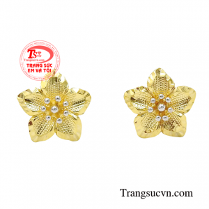 Hoa tai vàng nữ hoa mai rất tinh tế trong từng thiết kế, đơn giản nhưng vô cùng thời trang.
