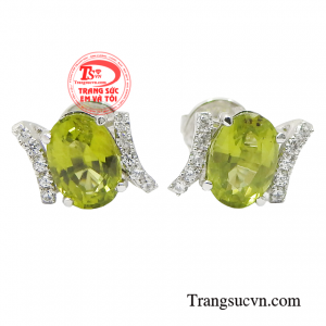 Hoa tai vàng peridot may mắn mang vẻ đẹp tràn đầy sức sống tươi trẻ.