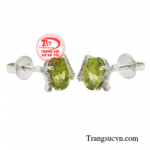 Peridot cũng được coi là lá bùa hộ mệnh đem lại may mắn, giúp người đeo có một trái tim khỏe mạnh.