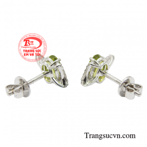 Để có thể đem lại hòa khí cho gia đình của mình bạn nên sở hữu cho mình đôi bông tai peridot giúp hóa hung thành cát