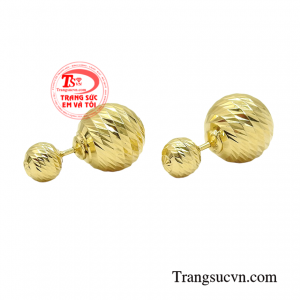 Với kiểu chế tác tinh xảo dễ dàng kết hợp nhiều kiểu trang phục tạo dấu ấn riêng cho người đeo.