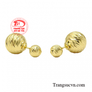 Trang sức vàng luôn là phụ kiện không thể thiếu của phái đẹp và hoa tai chính là một trong số đó.