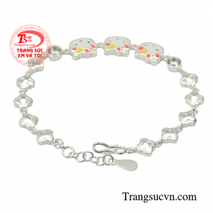 Chiếc vòng tay dễ thương này không chỉ để làm đẹp mà còn an toàn cho làn da của trẻ nhỏ, giúp cản gió, kháng khuẩn.