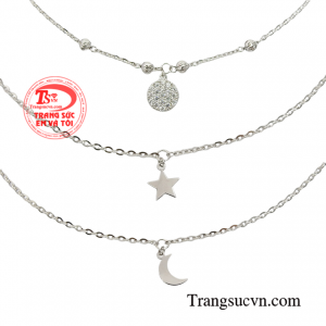 Chất liệu vàng trắng sáng bóng mang đến vẻ thời thượng. 