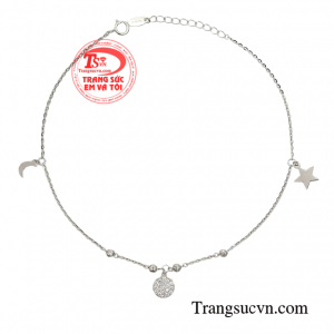 Sản phẩm điểm xuyến những chiếc charm nhỏ giúp đôi chân của các cô nàng thêm nổi bật và nữ tính. 