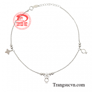 Một đôi chân đẹp nếu thiếu đi chiếc lắc chân làm điểm nhấn thì sức hút cũng giảm đi rất nhiều. 