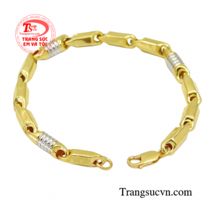 Đây không chỉ là món trang sức tôn lên giá trị của người sở hữu mà còn là vật thể hiện cá tính cho phái mạnh.