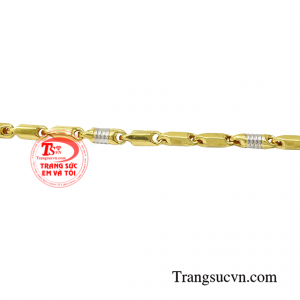 Đeo chiếc lắc tay vàng này giúp các quý ông tự tin trong những buổi tiệc, hay những buổi hẹn quan trọng.