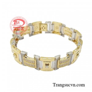 Sản phẩm được chế tác trên nền chất liệu vàng 18k nhập khẩu Italy chắc chắn sẽ làm bạn hài lòng. 