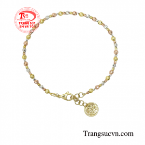 Lắc tay bi vàng phù hợp làm món quà đặc biệt và ý nghĩa để thể hiện tình cảm của mình dành tặng cho người phụ nữ thân yêu