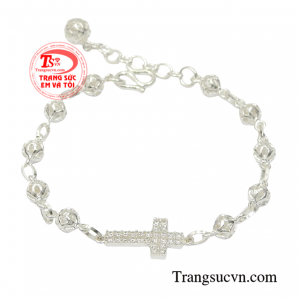 Lắc tay mân côi bạc được biết đến như một vật tâm linh đem đến điều bình an tốt lành cho người sở hữu.