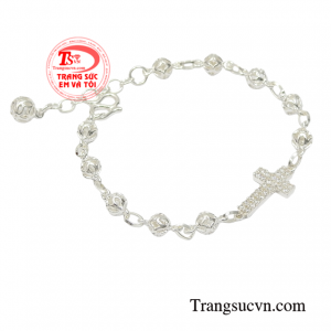 Lắc tay bạc này sẽ là sự lựa chọn hoàn hảo dành cho những cô gái theo phong cách nhẹ nhàng, nữ tính.