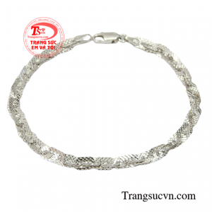 Lắc tay nữ phóng khoáng với đường nét chi tiết tinh tế được thiết kế và nhập khẩu từ Italy.