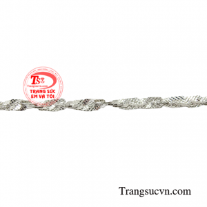 Sự chín chắn và trưởng thành được hội tụ ở một người phụ nữ khi diện trên mình chiếc lắc tay vàng trắng này.