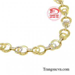 Do đó đây cũng sẽ là một món trang sức không thiếu trong bộ sưu tập của các cô gái.