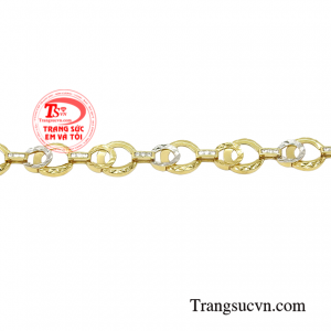 Sản phẩm không chỉ tôn lên nét duyên dáng và quyến rũ mà còn phù hợp với nhiều kiểu dáng trang phục khác nhau.
