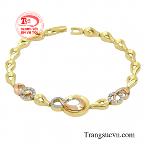 Lắc vàng nữ trang nhã được thiết kế kiểu dáng hiện đại giúp tôn lên nét duyên dáng cho người đeo.