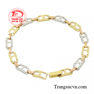 Chiếc lắc tay này phù hợp với những cô gái thanh lịch, có phong cách chỉn chu trong mọi cử chỉ giao tiếp.