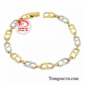 Lắc vàng nữ yêu kiều toát lên vẻ đẹp sang trọng và trang nhã phù hợp với nhiều kiểu trang phục.