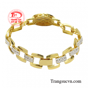 Những người thợ tài ba đã khéo léo kết hợp vàng trắng và vàng màu tạo điểm nhấn cho chiếc lắc tay.