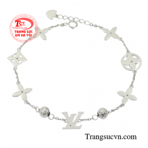 Lắc vàng trắng nữ tính đường nét chi tiết tinh tế thiết kế nhỏ nhắn mang vẻ đẹp dịu dàng cho người đeo.