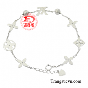 Mỗi cuộc hẹn, mỗi một sự kiện quan trọng chỉ cần có trên mình chiếc lắc tay vàng sáng bóng thôi thì trông bạn đã thực sự quyến rũ và gợi cảm theo phong cách riêng của bản thân mình.