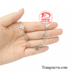 Lắc vàng trắng nữ tính xinh xắn.