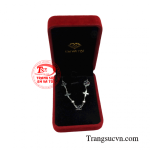 Lắc vàng trắng nữ tính duyên dáng.