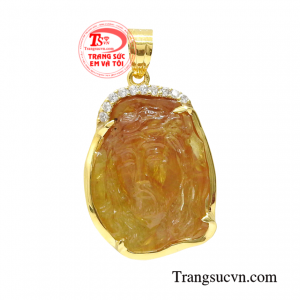 Mặt chúa Giê su an lành được chạm khắc tinh tế, sống động từ đá sapphire thiên nhiên mang đến sản phẩm vô cùng ấn tượng.