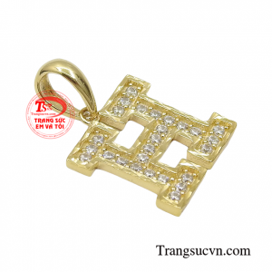 Chiếc mặt dây nữ này giúp tôn lên nét xinh yêu cho cô nàng hiện đại