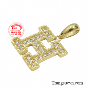 Sản phẩm khi kết hợp cùng dây chuyền vàng tạo vẻ đẹp ấn tượng cho phái nữ