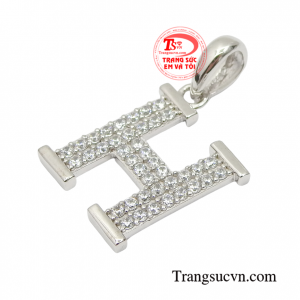 Sản phẩm mang lại cho phái đẹp nét cá tính, thời trang nhưng vẫn không kém phần duyên dán