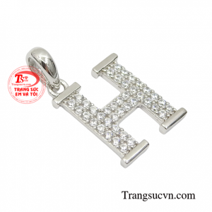 Mặt dây chữ H tinh xảo được những người thợ kim hoàn chế tác một cách tỉ mỉ