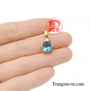 Mặt dây chuyền lấp lánh ấn tượng.