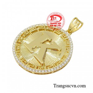 Chiếc mặt dây này khi kết hợp cùng dây chuyền vàng sẽ tạo nên phong cách riêng nổi bật và thu hút