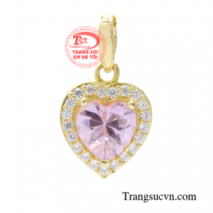 Mặt dây chuyền trái tim nồng cháy lưu giữ tình yêu tuổi thanh xuân. 