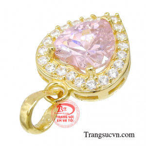 Sản phẩm chế tác trên nền chất liệu vàng 10k cùng viên đá chủ lấp lánh tạo sự trẻ trung cho các cô gái. 