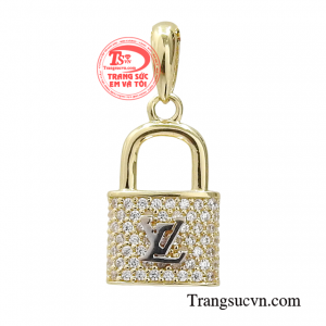 Mặt dây chuyền vàng hàng hiệu mang lại vẻ đẹp trẻ trung mà vô cùng sang trọng cho các quý cô.