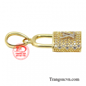 Mặt dây được thiết kế trên nền chất liệu vàng 18k cao cấp.